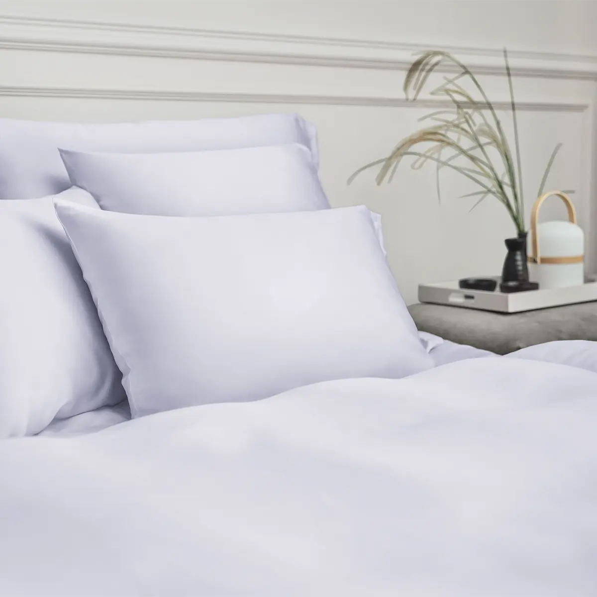 Glace Micromodal Bettwäsche im Schlafzimmer Nahaufnahme der Micromodal Bettwäsche in der Farbe Glace, die elegant auf einem Bett arrangiert ist, mit dezenten Details im Hintergrund.