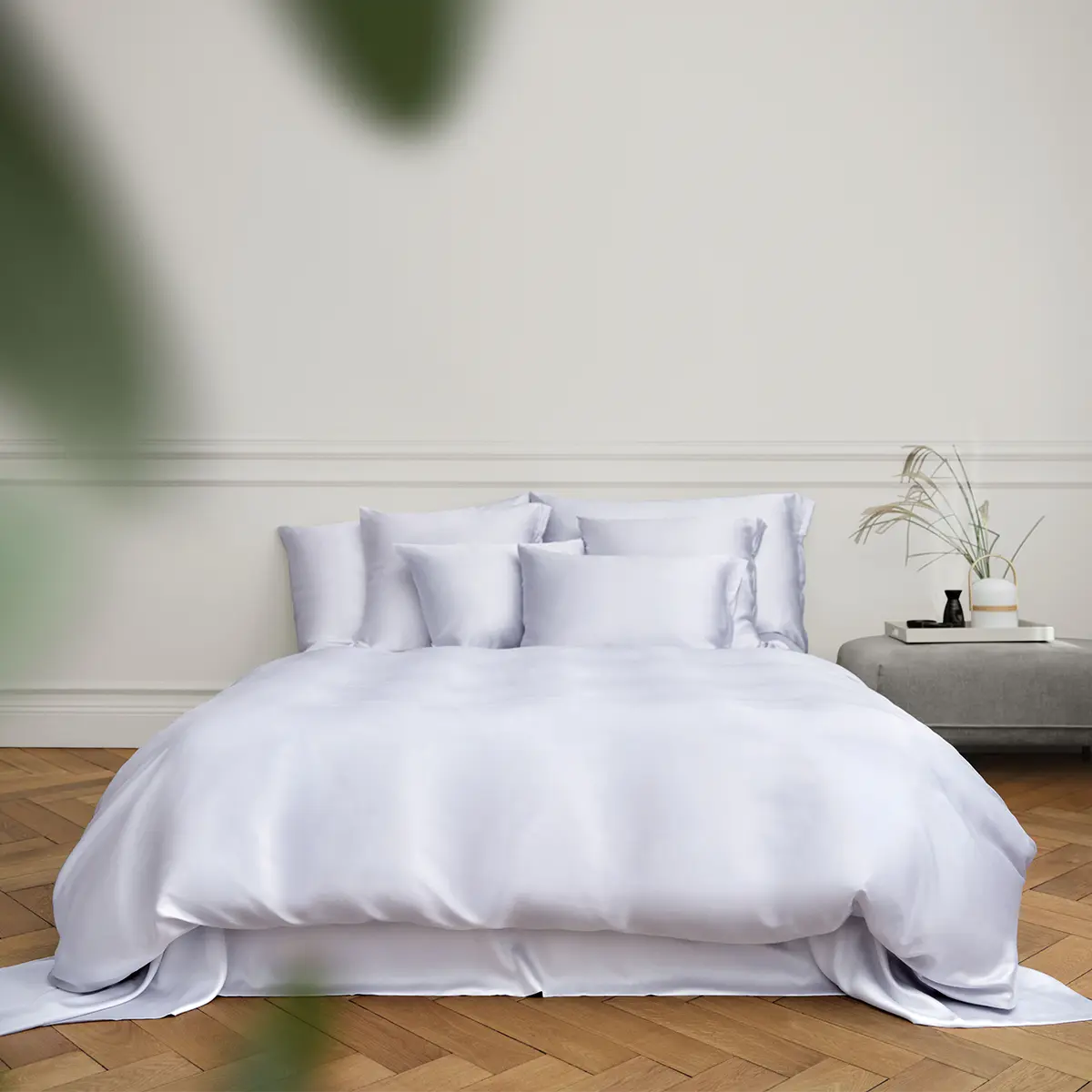 Minimalistisches Schlafzimmer mit Micromodal Bettwäsche in Glace Ein minimalistisches Schlafzimmer mit Micromodal Bettwäsche in der Farbe Glace, das Ruhe und Eleganz ausstrahlt, mit natürlichem Licht, das den Raum erhellt.