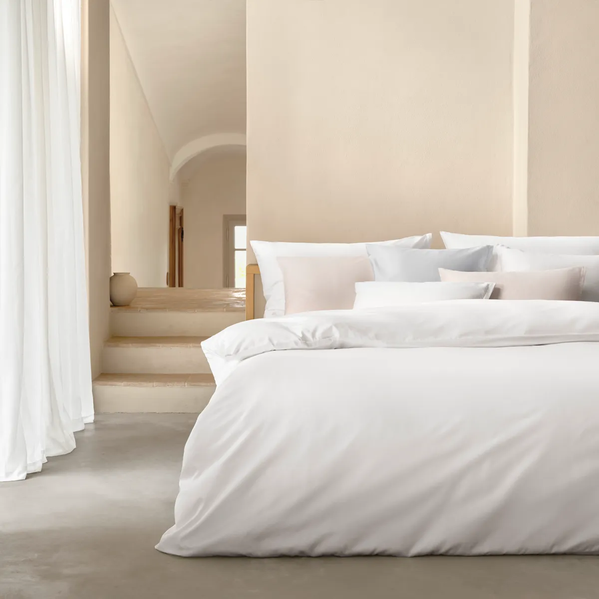 schlossberg-bettwaesche-satin-uni-blanc-kissen-uni-blanc-glace-perle-hero-1200x1200