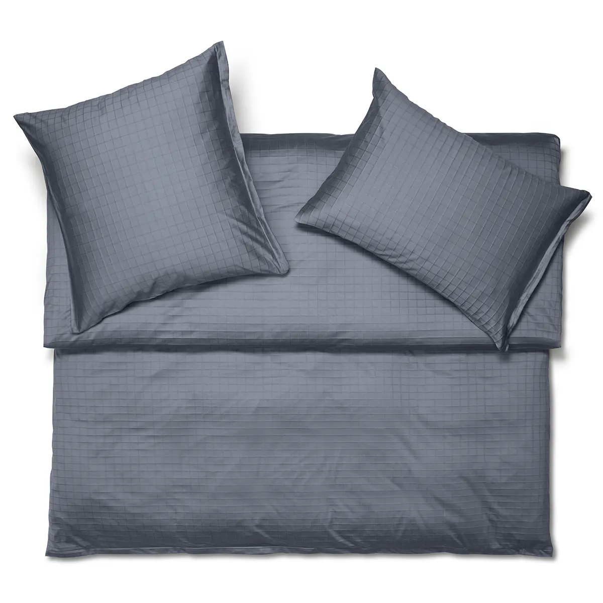 Bettwäsche Kent – Elegantes Grau mit dezentem Muster Bettwäsche-Set Kent in einem eleganten Grau mit feinem Streifenmuster, bestehend aus Kissenbezügen und Duvet.