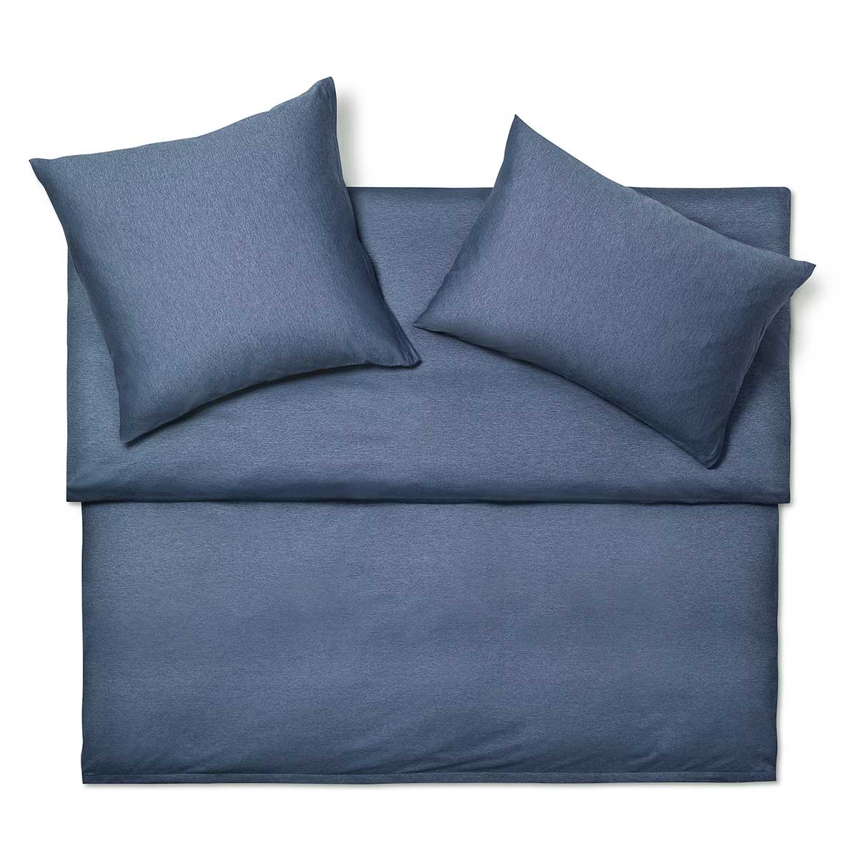 Caspar Bettwäsche Set in Blau, bestehend aus Kissen und Decke, auf weissem Hintergrund.